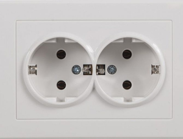 Розетка 2-мест с/з белая Кварта IEK